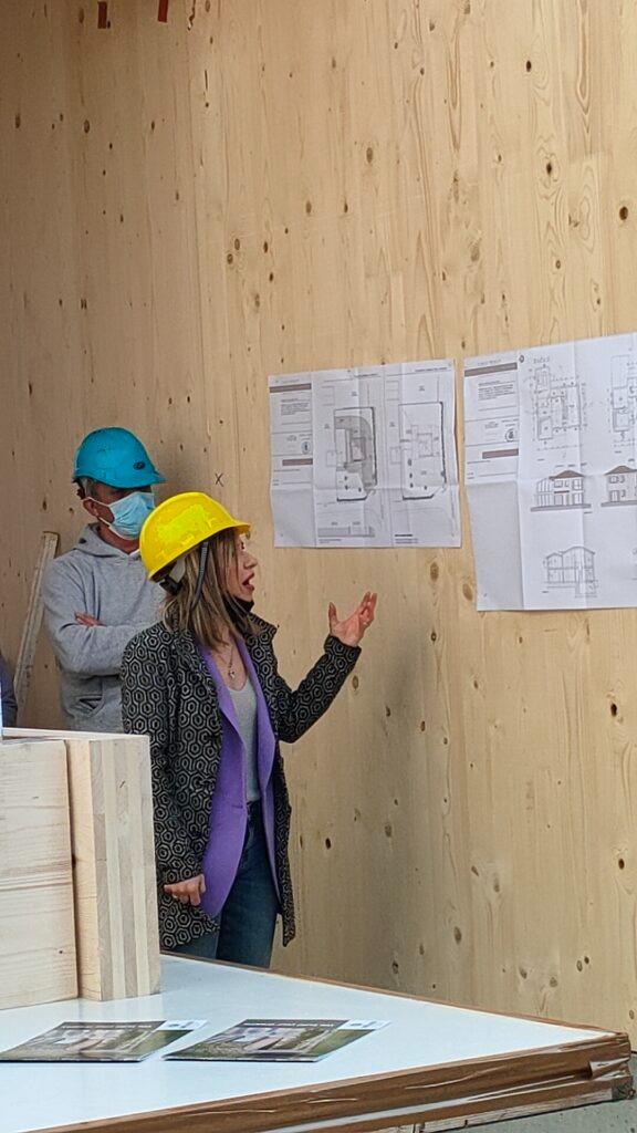 Pannelli XLAM – progettista illustra le tavole sulla parete in legno