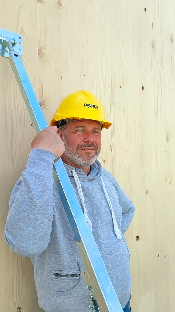 Pannelli XLAM – Vito Alongi in cantiere con il caschetto