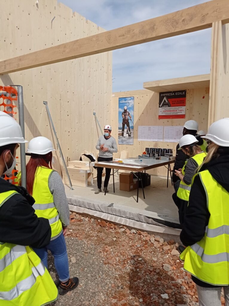 Pannelli XLAM – corsisti IIPLE in visita al cantiere della casa in legno