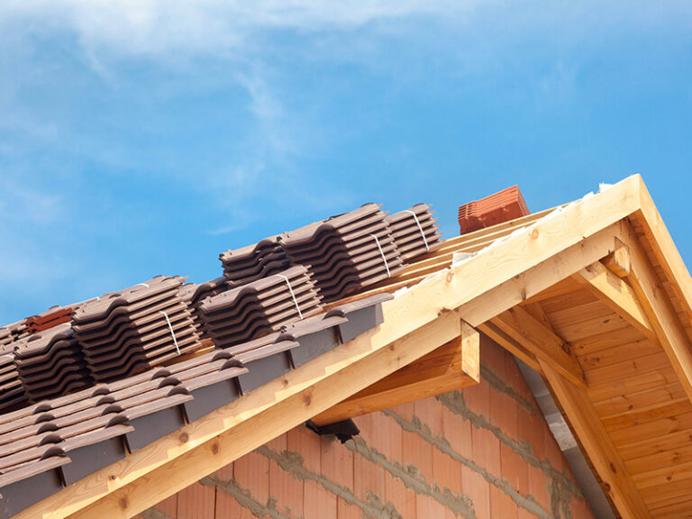 Costruzione case in legno – struttura del tetto in legno con tegole