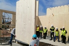 Pannelli XLAM – corsisti accanto alle pareti in legno della costruzione